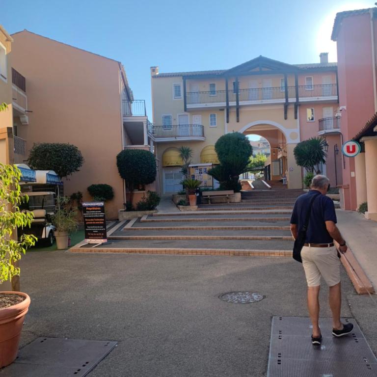 CAP ESTÉREL studio 4 pers équipé, belle vue Golf, centre village PIERRE & VACANCES , PARKING inclus et 5 PISCINES accès gratuit, CLIM, WIFI, TV, lave-vaisselle et lave-linge,four, plancha - Appartement 1 Chambre - 46