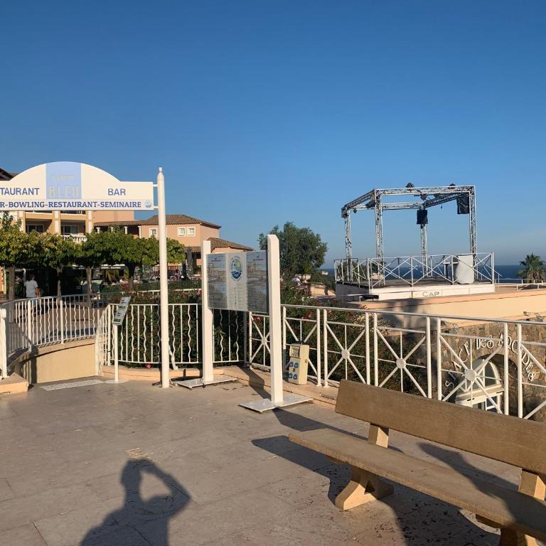 CAP ESTÉREL studio 4 pers équipé, belle vue Golf, centre village PIERRE & VACANCES , PARKING inclus et 5 PISCINES accès gratuit, CLIM, WIFI, TV, lave-vaisselle et lave-linge,four, plancha - Appartement 1 Chambre - 45