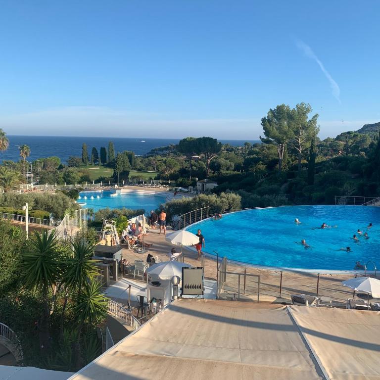 CAP ESTÉREL studio 4 pers équipé, belle vue Golf, centre village PIERRE & VACANCES , PARKING inclus et 5 PISCINES accès gratuit, CLIM, WIFI, TV, lave-vaisselle et lave-linge,four, plancha - Appartement 1 Chambre - 12