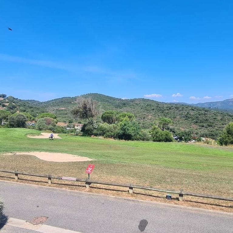 CAP ESTÉREL studio 4 pers équipé, belle vue Golf, centre village PIERRE & VACANCES , PARKING inclus et 5 PISCINES accès gratuit, CLIM, WIFI, TV, lave-vaisselle et lave-linge,four, plancha - Appartement 1 Chambre - 24