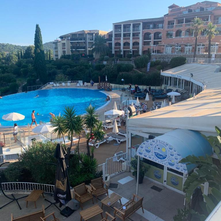 CAP ESTÉREL studio 4 pers équipé, belle vue Golf, centre village PIERRE & VACANCES , PARKING inclus et 5 PISCINES accès gratuit, CLIM, WIFI, TV, lave-vaisselle et lave-linge,four, plancha - Appartement 1 Chambre - 47