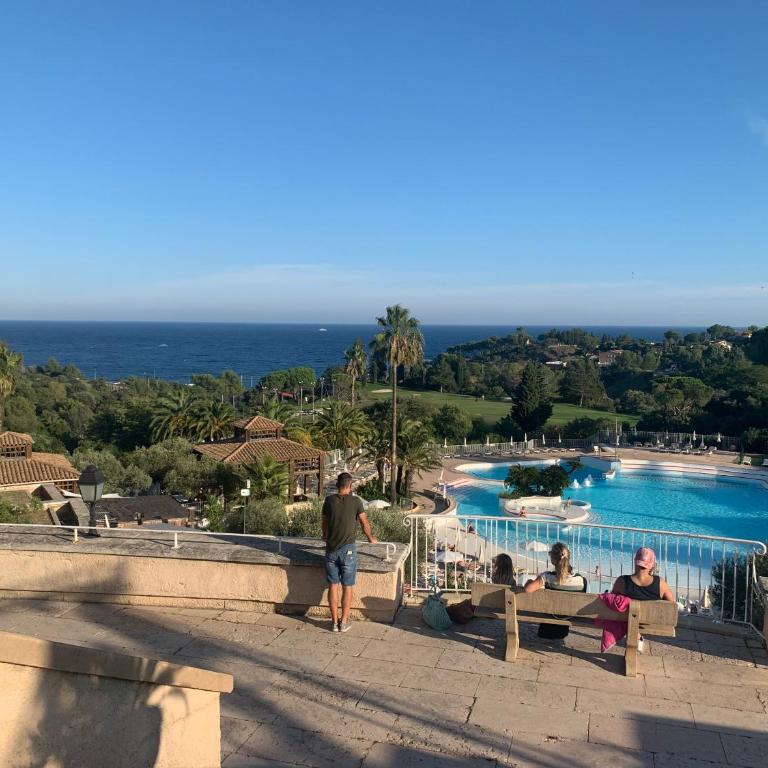 CAP ESTÉREL studio 4 pers équipé, belle vue Golf, centre village PIERRE & VACANCES , PARKING inclus et 5 PISCINES accès gratuit, CLIM, WIFI, TV, lave-vaisselle et lave-linge,four, plancha - Appartement 1 Chambre - 30