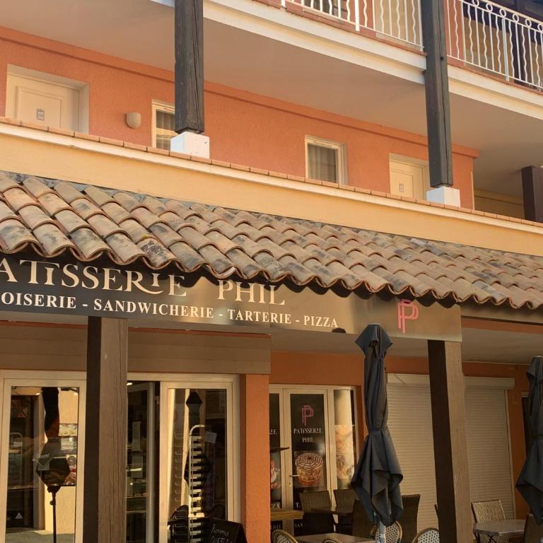 CAP ESTÉREL studio 4 pers équipé, belle vue Golf, centre village PIERRE & VACANCES , PARKING inclus et 5 PISCINES accès gratuit, CLIM, WIFI, TV, lave-vaisselle et lave-linge,four, plancha - Appartement 1 Chambre - 31