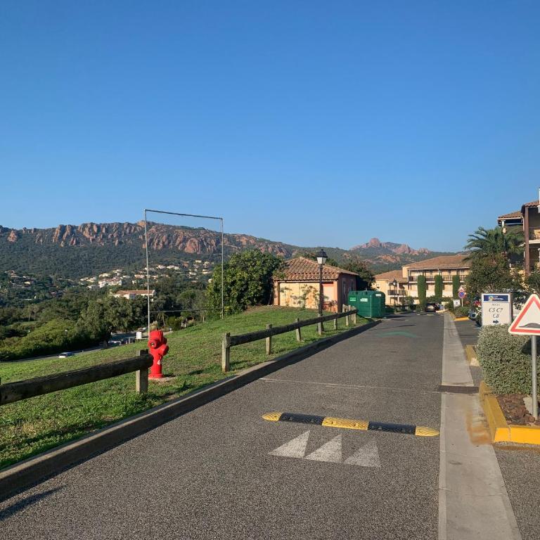 CAP ESTÉREL studio 4 pers équipé, belle vue Golf, centre village PIERRE & VACANCES , PARKING inclus et 5 PISCINES accès gratuit, CLIM, WIFI, TV, lave-vaisselle et lave-linge,four, plancha - Appartement 1 Chambre - 34