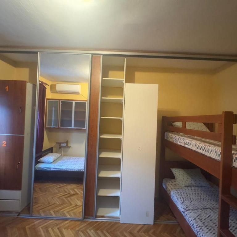 KotorHostelito - Single Bed in Mixed Dormitory Room - 4