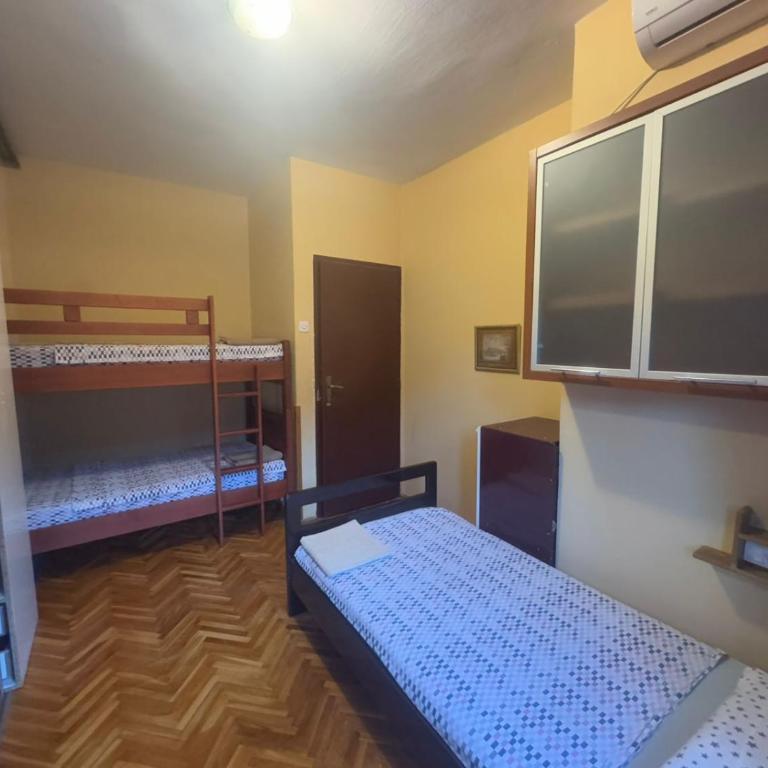 KotorHostelito - Single Bed in Mixed Dormitory Room - 3