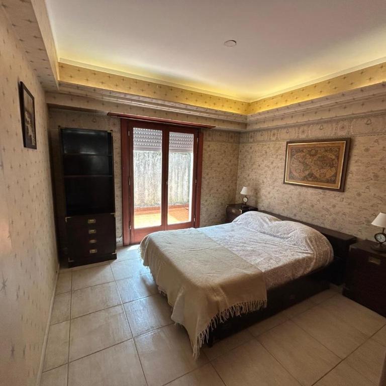 Depto luminoso con terraza y cochera en el centro - Two-Bedroom Apartment - 2