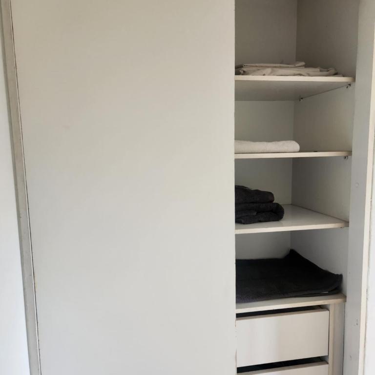 private room and bathroom in perfectly located apartment - Single Room with Private Bathroom - 4