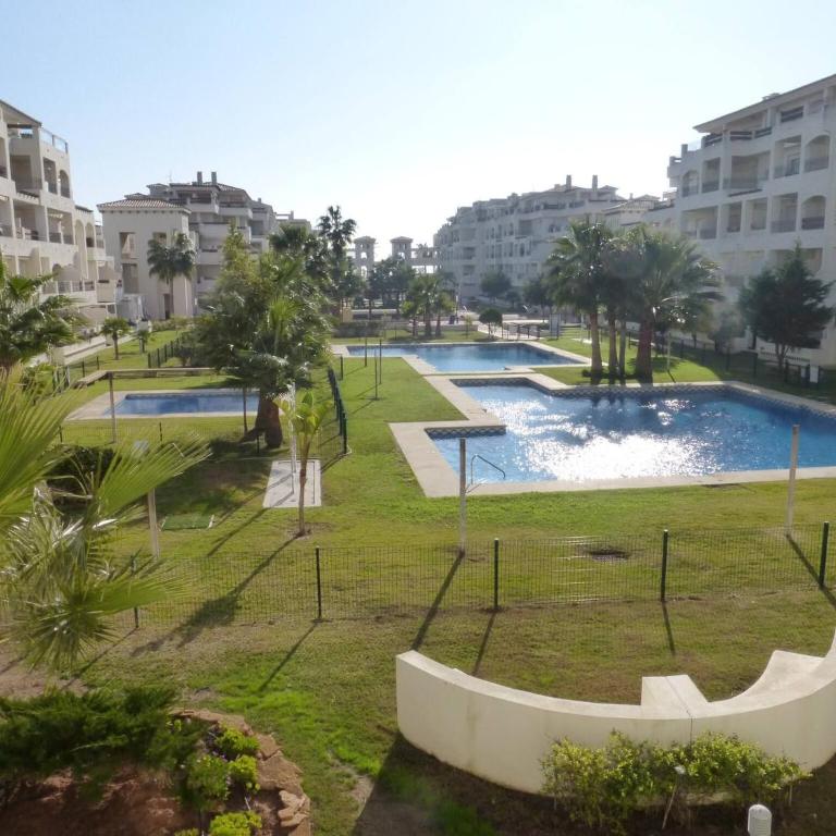 Beautiful 2 bedroom 2 bathroom apartment with pool - Apartment - 2