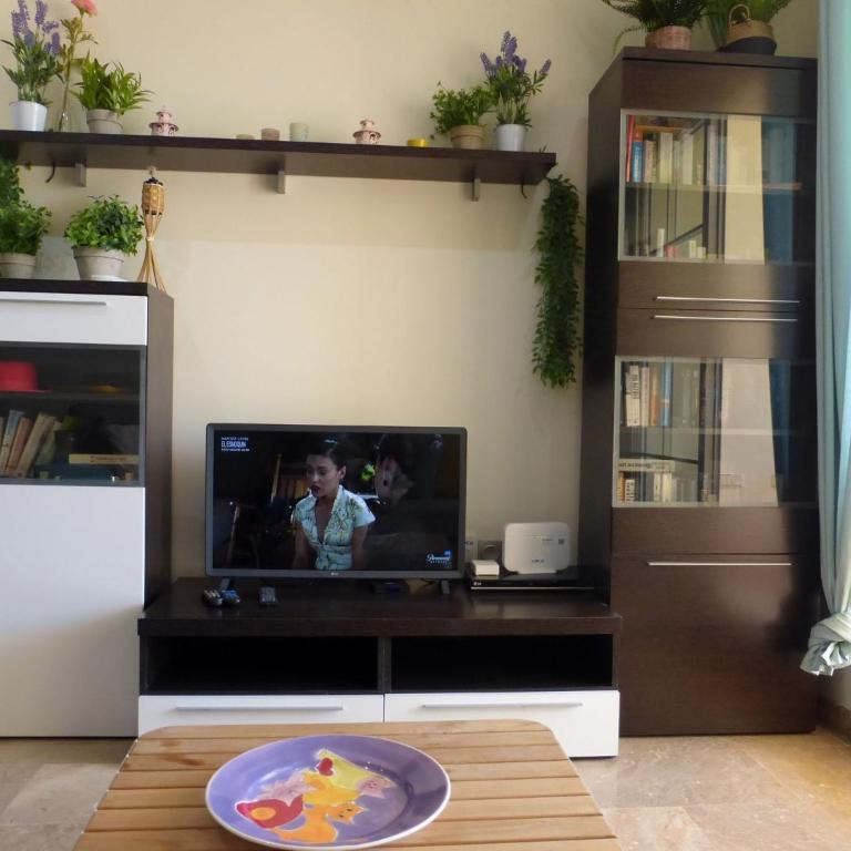 Beautiful 2 bedroom 2 bathroom apartment with pool - Apartment - 9