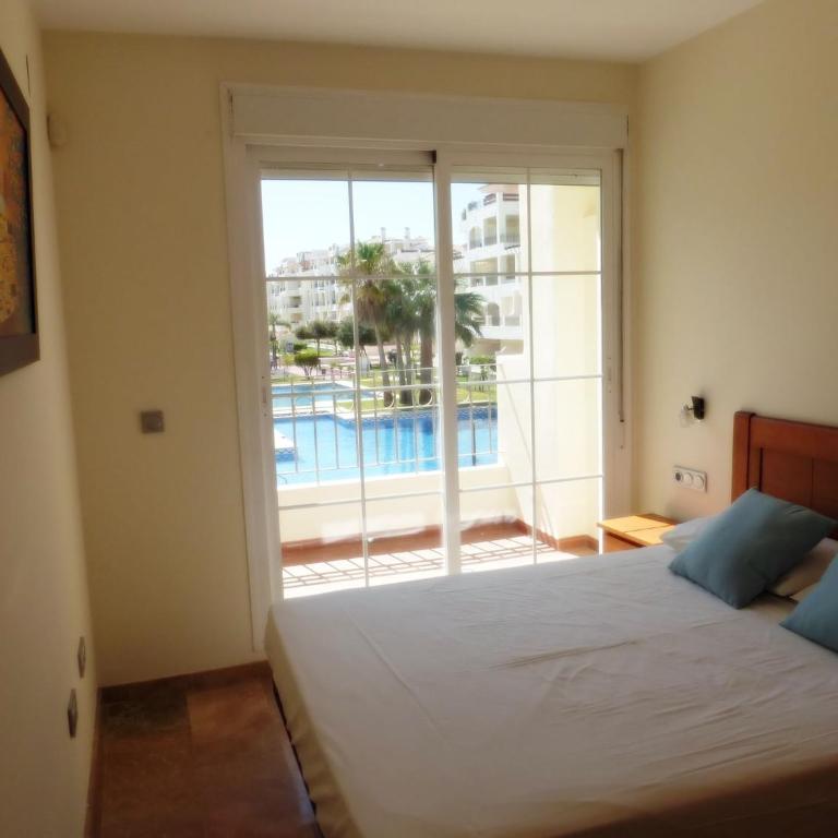 Beautiful 2 bedroom 2 bathroom apartment with pool - Apartment - 12