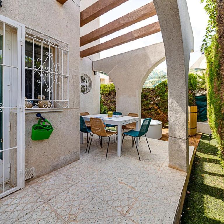 Elegant Bungalow with Jacuzzi Villa Loi Charls in Torrevieja - Bungalow - 9