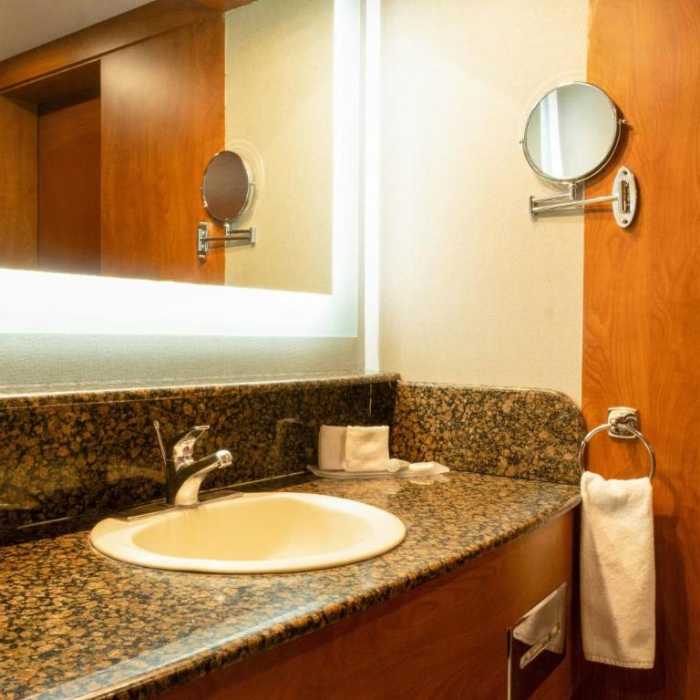 Courtyard by Marriott Mexico City Revolucion - Superior King Room - 8