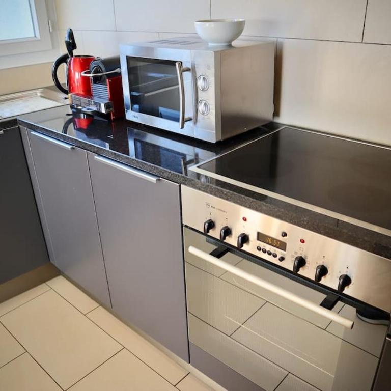 179 Comfortable sunny quiet good location and free parking included - Apartment - 10