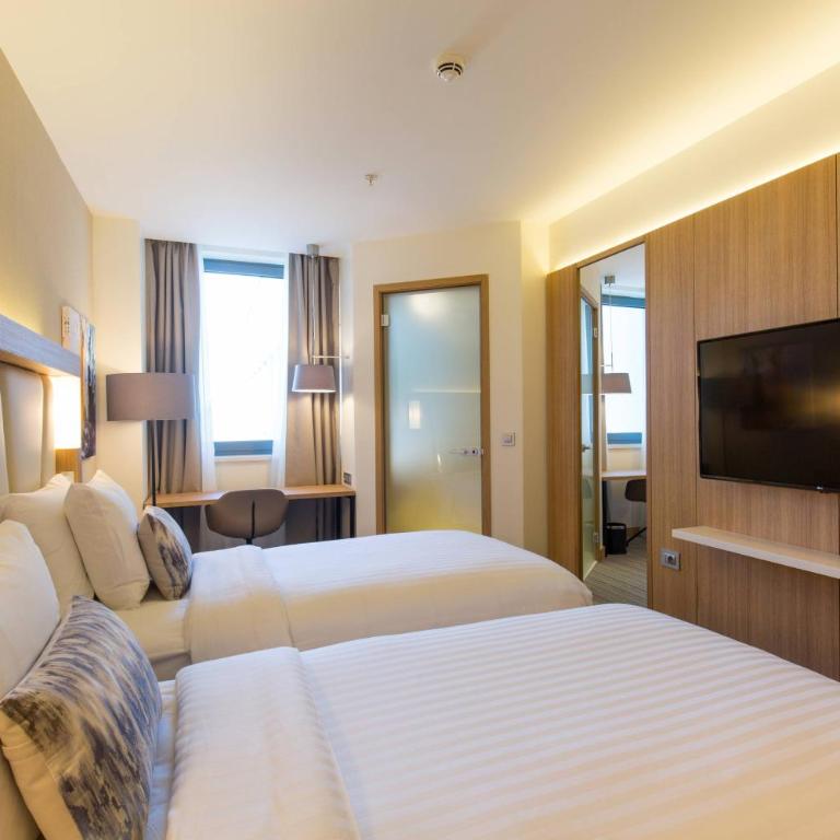 Courtyard by Marriott Banja Luka - Standardna Soba za Goste sa 2 Zasebna Kreveta/Krevetom za Jednu Osobu i Pogledom na Grad - 5