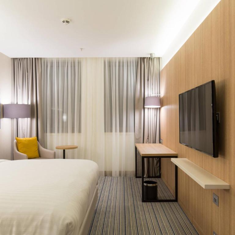 Courtyard by Marriott Banja Luka - Standardna Soba za Goste sa 1 Bračnim Krevetom (King-size) i Pogledom na Grad - 5