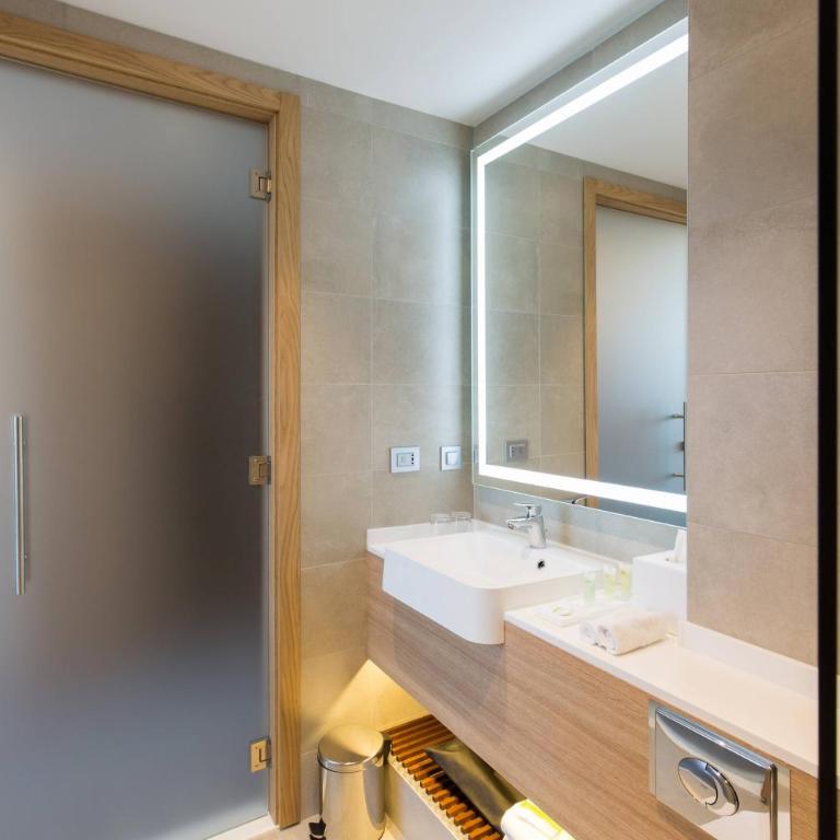 Courtyard by Marriott Banja Luka - Deluks Soba sa 2 Zasebna Kreveta/Kreveta za Jednu Osobu i Pogledom na Grad - 3