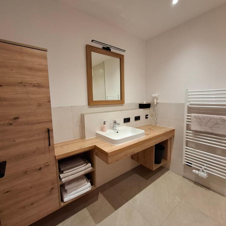 Sonnenappartements Madlstatthof - Deluxe Apartment mit 2 Schlafzimmern und Gartenblick - 12