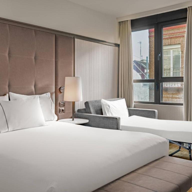 AC Hotel Avenida de América by Marriott - Habitación Triple con cama grande-sofá cama - 2