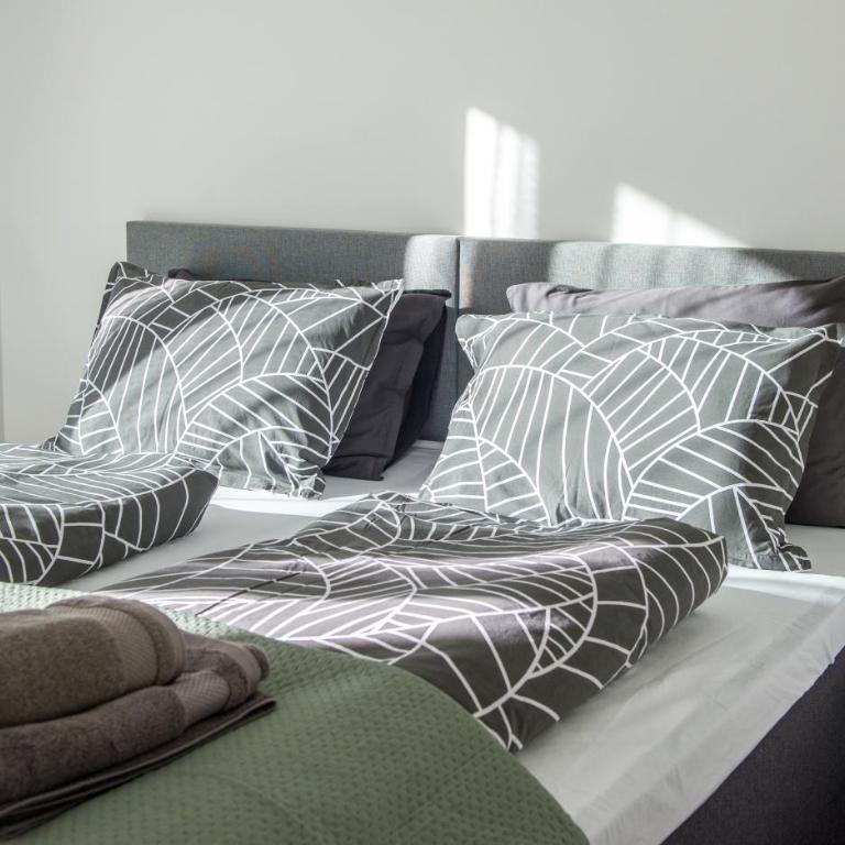 Queen7 - One-Bedroom Apartment - 11