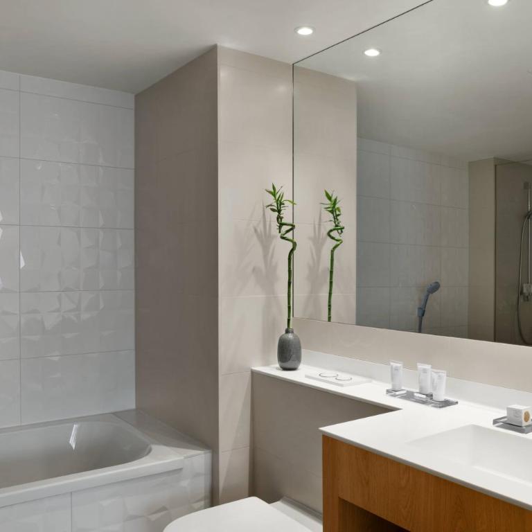 AC Hotel by Marriott Innsbruck - Standard Zimmer mit Kingsize-Bett und Bergblick - 4