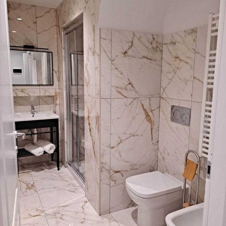 Torino Holiday Home - Deluxe Double Room - 9