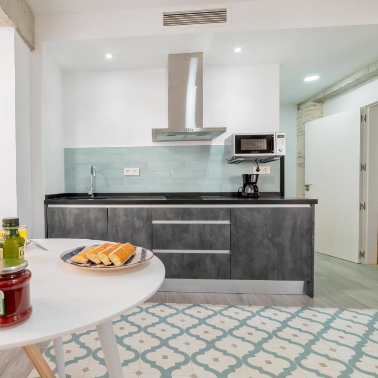 TrendyHomes Realejo - Studio Apartment with One Double Bed - 1