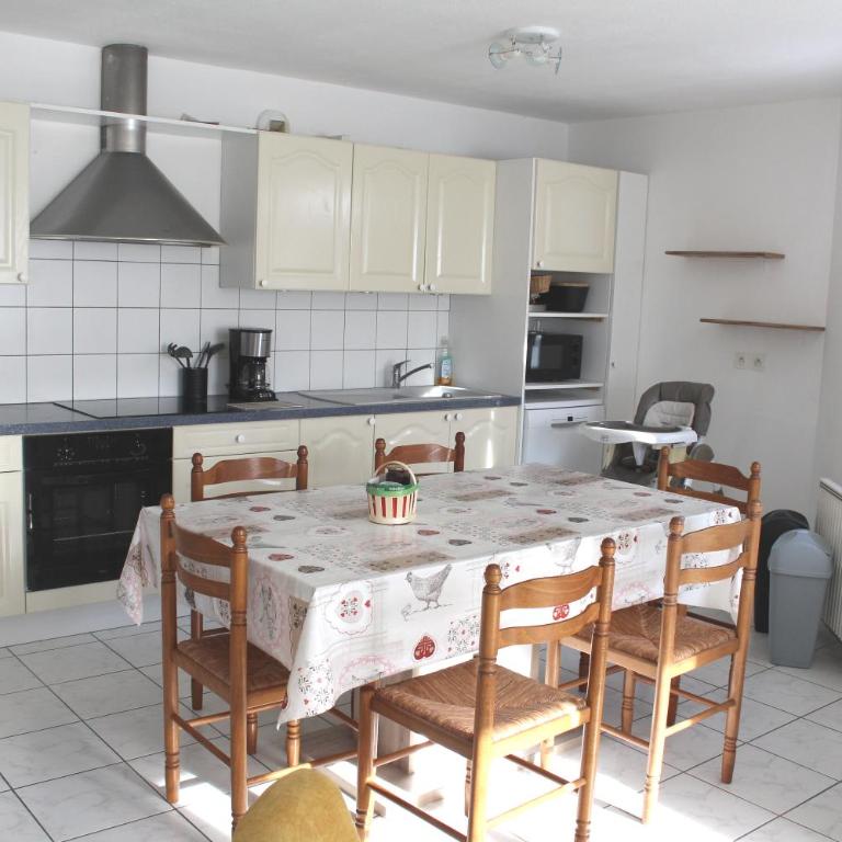 Appartement T3 classé trois étoiles au calme de plain-pied au centre Doussard avec vue sur montagne, lac Annecy à proximité - Two-Bedroom Apartment with Terrace - 9