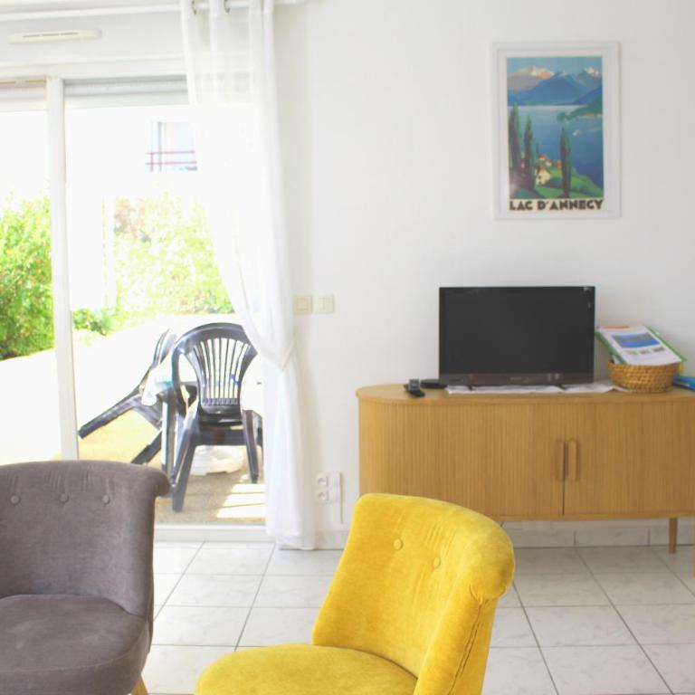 Appartement T3 classé trois étoiles au calme de plain-pied au centre Doussard avec vue sur montagne, lac Annecy à proximité - Two-Bedroom Apartment with Terrace - 13