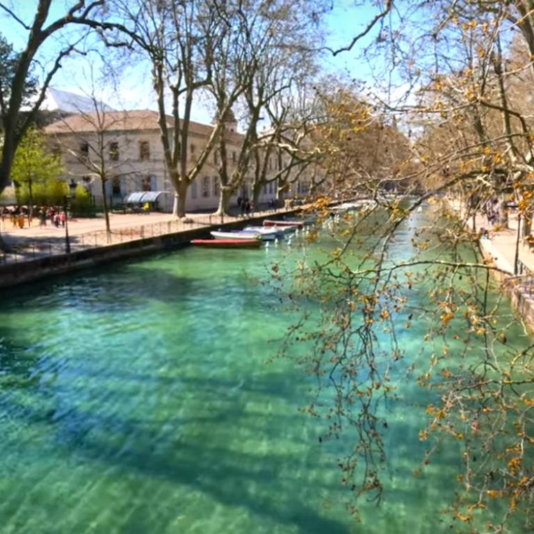 Appartement T3 classé trois étoiles au calme de plain-pied au centre Doussard avec vue sur montagne, lac Annecy à proximité - Two-Bedroom Apartment with Terrace - 30