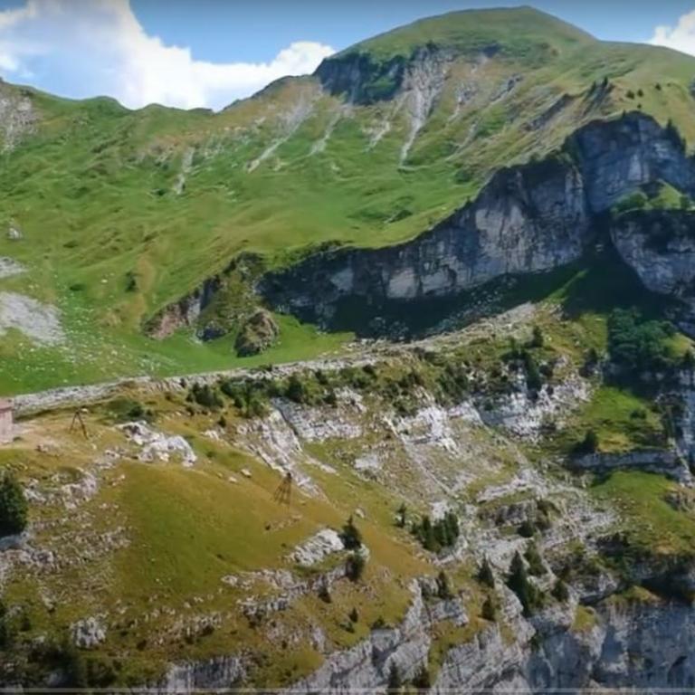 Appartement T3 classé trois étoiles au calme de plain-pied au centre Doussard avec vue sur montagne, lac Annecy à proximité - Two-Bedroom Apartment with Terrace - 33