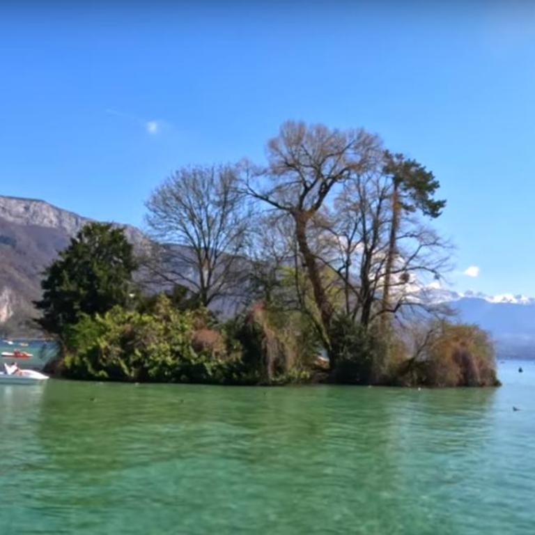 Appartement T3 classé trois étoiles au calme de plain-pied au centre Doussard avec vue sur montagne, lac Annecy à proximité - Two-Bedroom Apartment with Terrace - 35