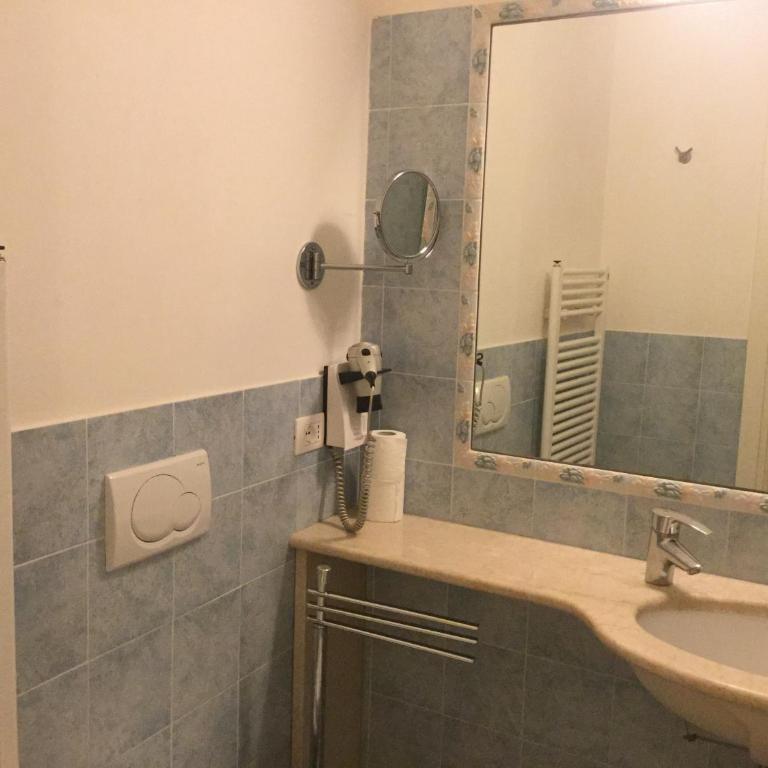 Residenza Due Torri check in presso HOTEL CENTRALE Vicolo Cattani 7 - Camera Quadrupla - 2