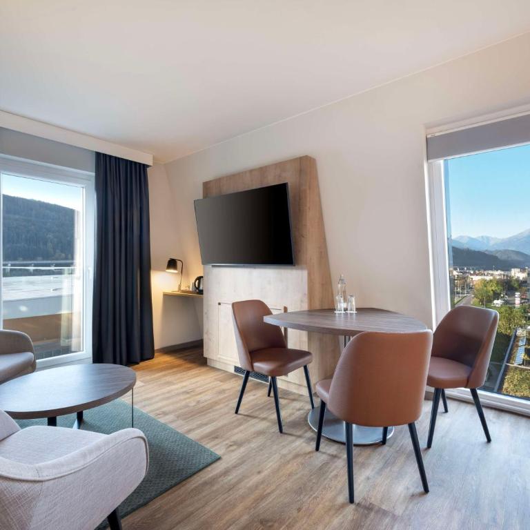 Hilton Garden Inn Innsbruck Tivoli - Deluxe Eckzimmer mit Kingsize-Bett und Schlafsofa - 2