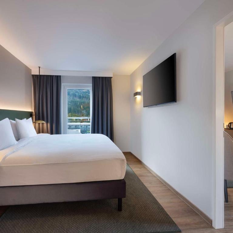 Hilton Garden Inn Innsbruck Tivoli - Deluxe Eckzimmer mit Kingsize-Bett und Schlafsofa - 3