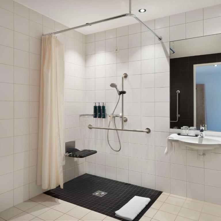 Hilton Garden Inn Innsbruck Tivoli - Zimmer mit Kingsize-Bett - barrierefrei - 2