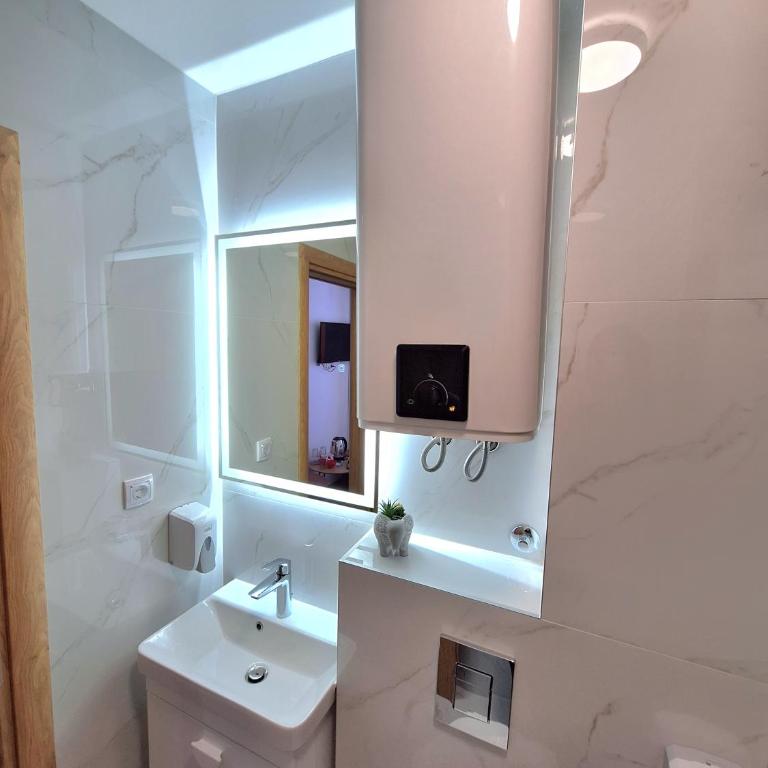 Apartmani RIS - Dvokrevetna Soba sa Bračnim Krevetom i Pogledom na Planinu - 3