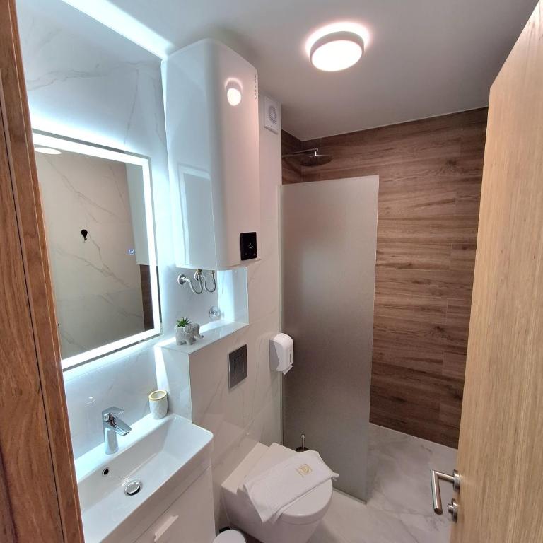 Apartmani RIS - Dvokrevetna Soba sa Bračnim Krevetom i Pogledom na Planinu - 2