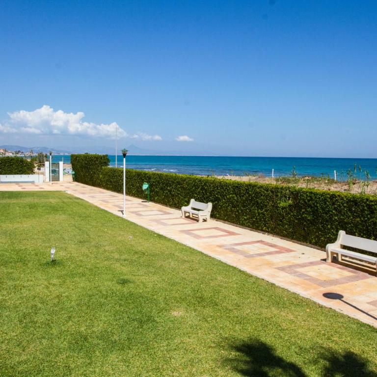 Urbanizacion en Primera Linea de Playa - Apartamento de 2 dormitorios - 3