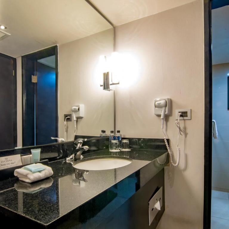 Hotel Lucerna Tijuana - Deluxe King Room - 2