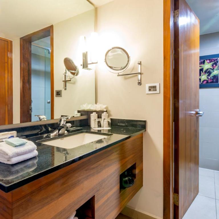 Hotel Lucerna Tijuana - Lucerna Select King Room - 2