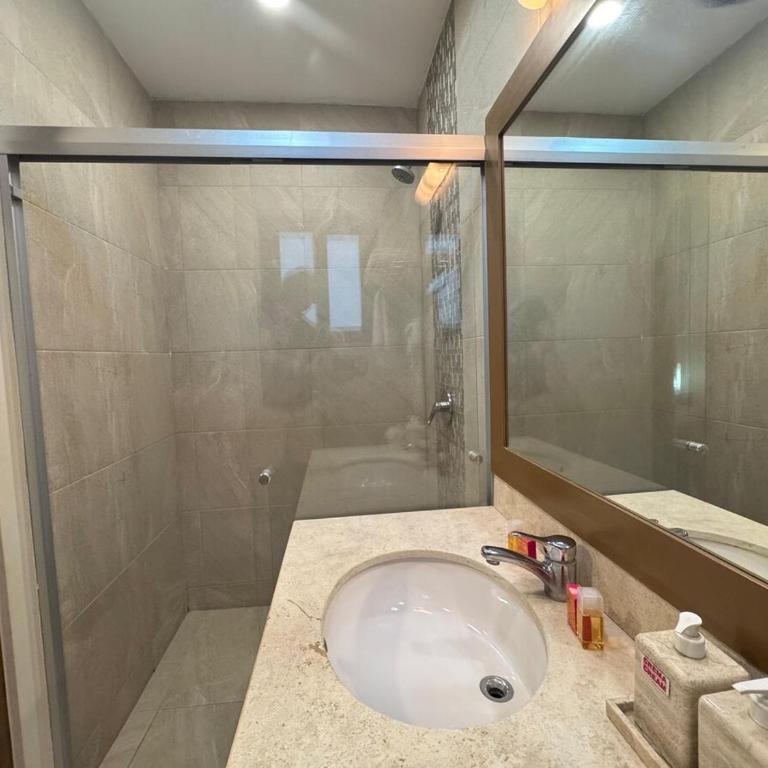 Excelente ubicación a pasos de la playa Coco Beach y de la Quinta Avenida - Apartamento de 2 dormitorios - 9