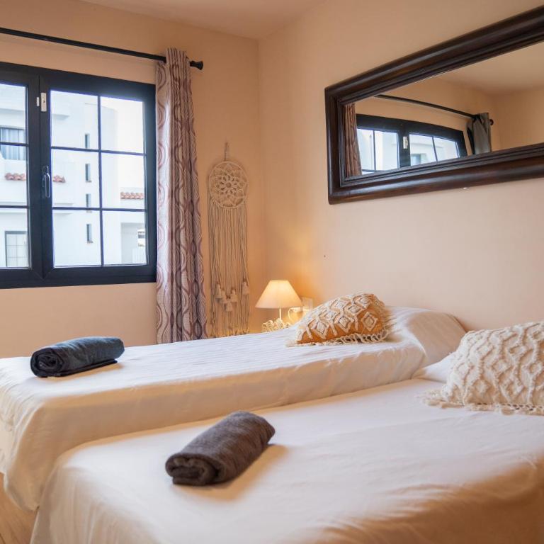 Coco Surfhouse - Coworking Coliving - Habitación Doble con baño compartido - 2 camas - 1