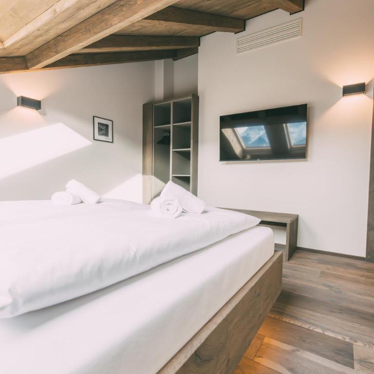 LIVALPIN Hideaway - Two-Bedroom Chalet with Balcony and Mountain View - 40
