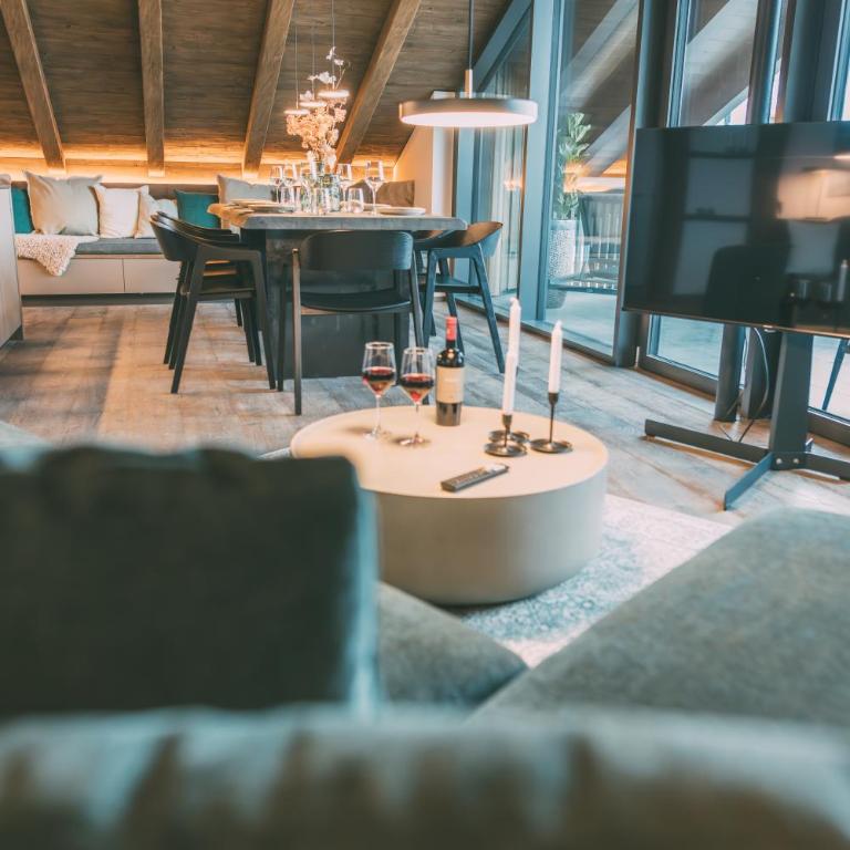 LIVALPIN Hideaway - Two-Bedroom Chalet with Balcony and Mountain View - 24