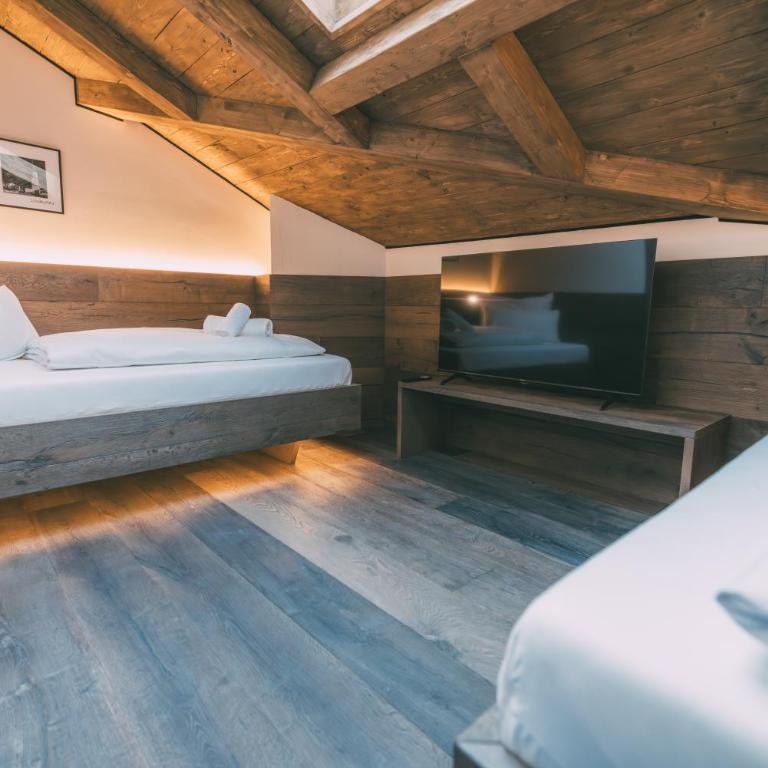 LIVALPIN Hideaway - Two-Bedroom Chalet with Balcony and Mountain View - 31