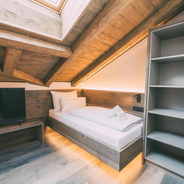 LIVALPIN Hideaway - Two-Bedroom Chalet with Balcony and Mountain View - 29