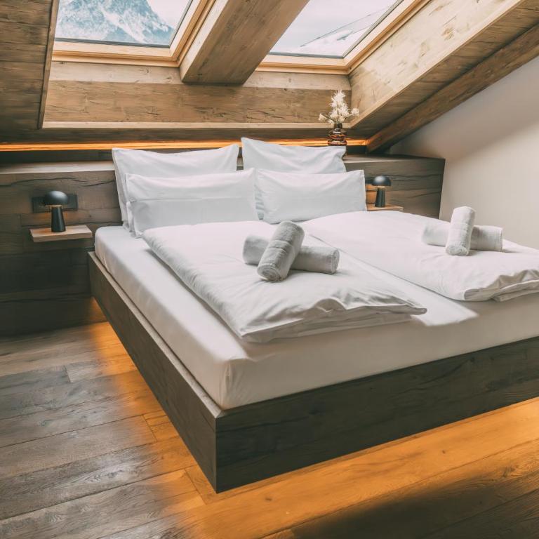 LIVALPIN Hideaway - Two-Bedroom Chalet with Balcony and Mountain View - 19