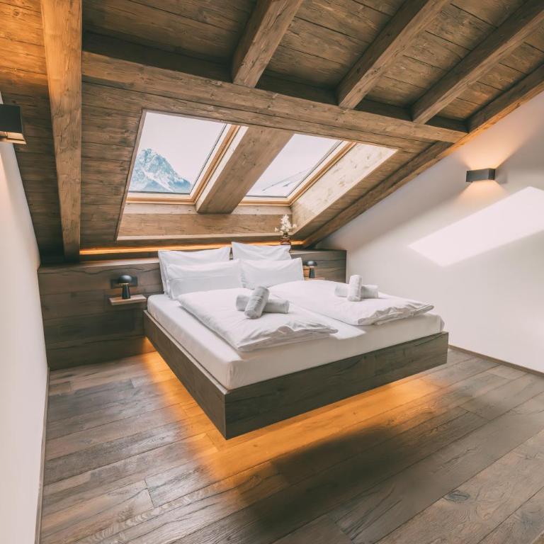 LIVALPIN Hideaway - Two-Bedroom Chalet with Balcony and Mountain View - 17