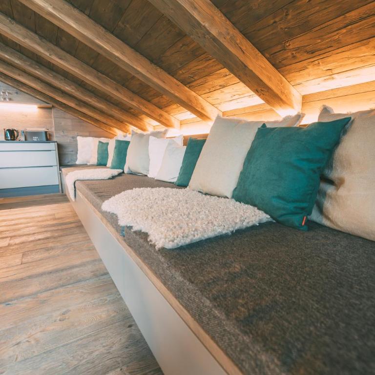 LIVALPIN Hideaway - Two-Bedroom Chalet with Balcony and Mountain View - 16